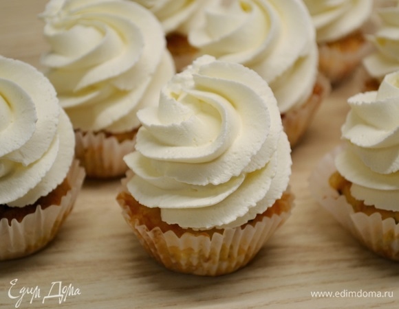 Сливки взбить до пышности, добавить творожный сыр и щепотку соли, еще раз взбить. Отсадить крем на маффины.