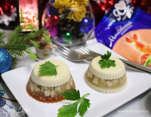 Пошаговых к рецепту, к сожалению, не делала, на праздники совсем нет времени! Но рецепт совсем несложный, зато очень эффектно на столе смотрится. Куриную грудку залить водой из расчета форм для заливного, добавить лавр, перец горошком, посолить и сварить до готовности. Бульон процедить и растворить в нем желатин, ориентируясь на инструкцию на пачке. Я желатина добавляю побольше, чтобы желе было покрепче.