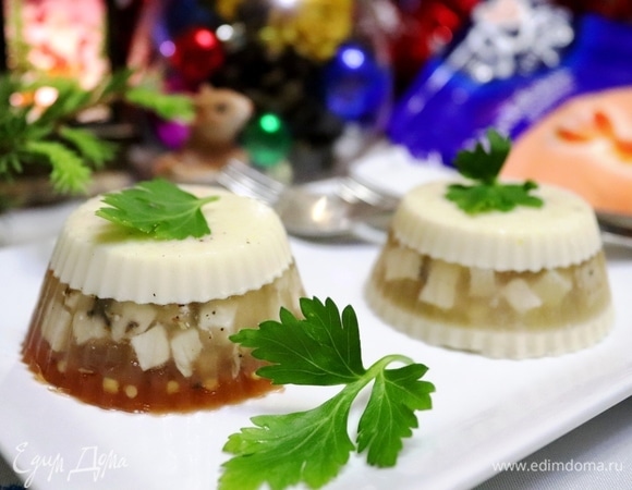 Извлечь заливное из формочек. Подавать закусочные «пирожные» с хреном, горчицей или аджикой. Приятного аппетита!