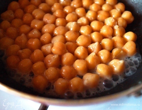 Нут обжарить на сливочном масле.