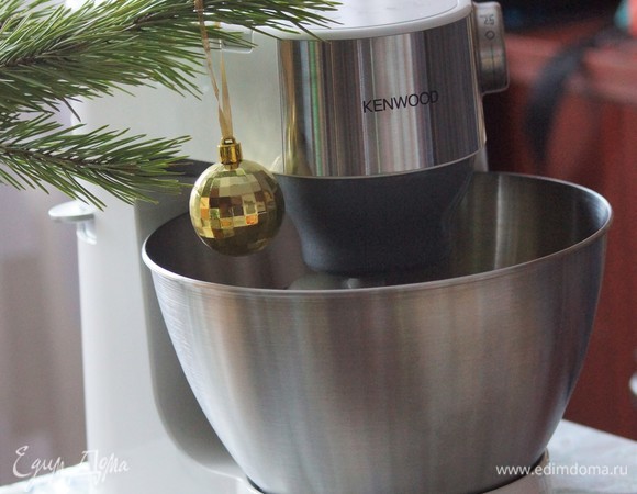 Тыкву поместить в чашу блендера, измельчить в пюре, добавить горячие сливки, посолить по вкусу и подавать с обжаренным нутом.