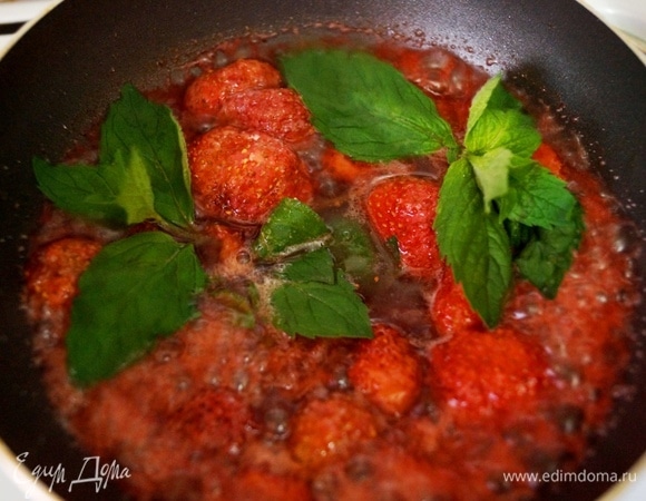 На сливочном масле поджариваем клубнику с цедрой и сахаром. Упариваем массу.