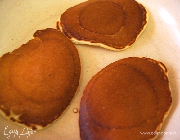 На раскаленной сковороде жарим панкейки без масла по 1,5 минуты на каждой стороне, чтоб не подгорели. Подаем с соусом из клубники и с молоком.