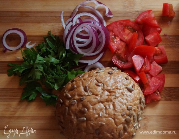 Вымыть и нарезать овощи. Лук — кольцами, помидор — кубиками, петрушку — мелко. Хлеб нарезать кубиками. Можно использовать черный дарницкий или любой любимый хлеб.