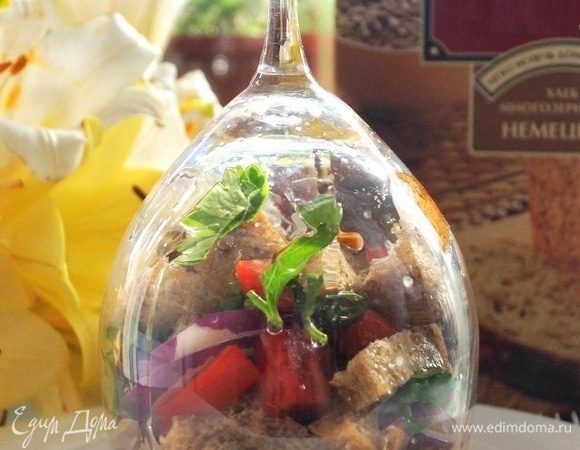 В большой бокал насыпать щепотку соли и вылить масло. Положить хлеб, помидоры, лук и зелень. Накрыть тарелкой и перевернуть. Тогда масло стечет и пропитает ингредиенты. Дать постоять 5 минут. Подавать, как на картинке.