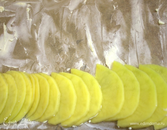 Бумагу для выпечки смазать сливочным маслом.