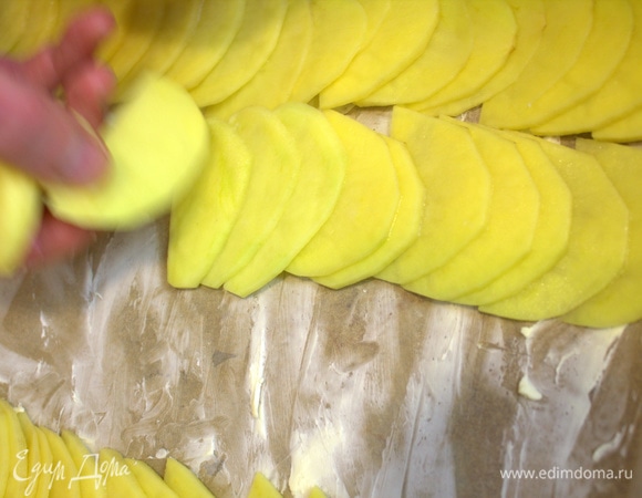 Распределить внахлест картофельные слайсы.