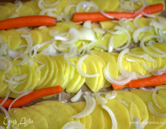 Сверху насыпать луковые полукольца. Мы еще запекали тонкую морковь. Можно ее отварить до полуготовности.