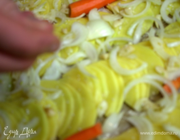 Посыпать солью и нарубленным чесноком.