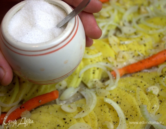 Припорошить сахаром для карамельной корочки.