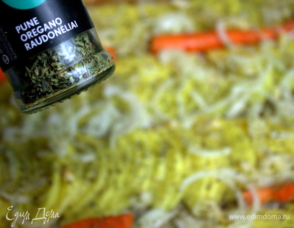 Посыпать орегано.