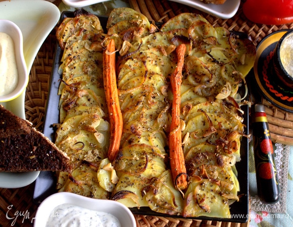 Здесь четверть противня. Снимаем широкой лопаткой пластом.