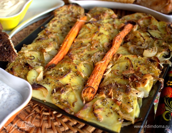 Рядом два соуса и гренки.