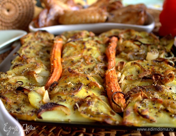 Такую картошку я подавала с запеченными крылышками.