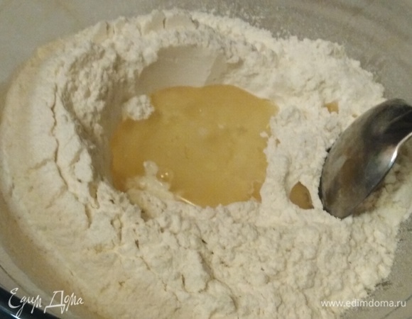 В просеянную муку добавить соль, масло, уксус. Слегка перемешать.