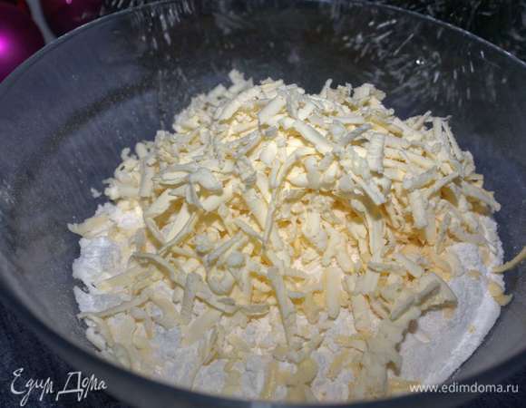 Приготовим песочное тесто для тарталеток. Для начала необходимо просеять муку и натереть на крупной терке охлажденное сливочное масло.