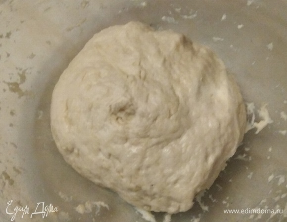 Замесить тесто. Накрыть пленкой. Дать отдохнуть 30 минут.
