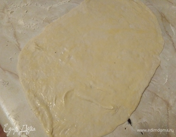 Тесто разделить на 4 части. Каждую раскатать в тонкий пласт. Смазать поверхность взбитым яйцом.