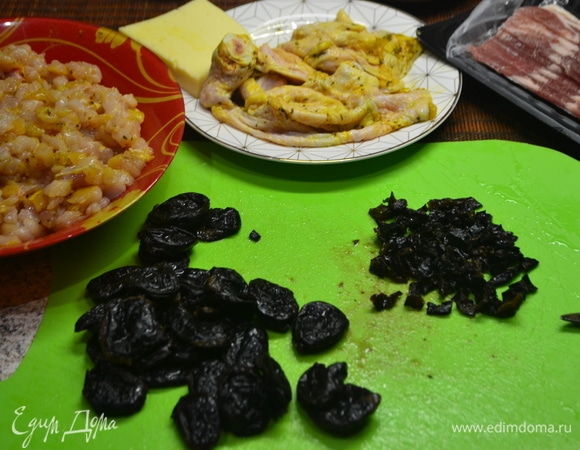 Подготовим ингредиенты для фарширования. Берем курицу и надрезаем шкурку в области окорочков, снимаем, как чулок, и отрезаем кость в области начала голени. У нас получилось 2 шкурки окорочка для фарширования. Далее отрезаем крылья у курицы и аккуратно чулком снимаем оставшуюся шкурку, которую будем наполнять. Куриную грудку нарезаем на мелкий кубик и заправляем специями вместе со шкуркой. Чернослив предварительно залить горячей водой, слить воду. Чистый чернослив нарезаем мелким кубиком.