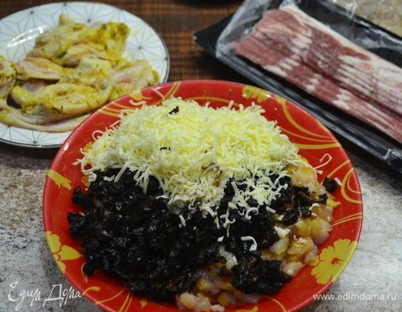 Сыр натереть на терке. Все перемешать.