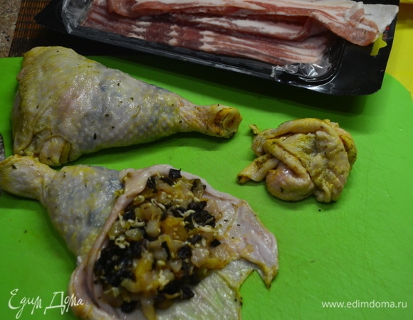 Заполняем шкурки окорочков подготовленной начинкой. Также наполняем большую часть куриной шкурки начинкой.