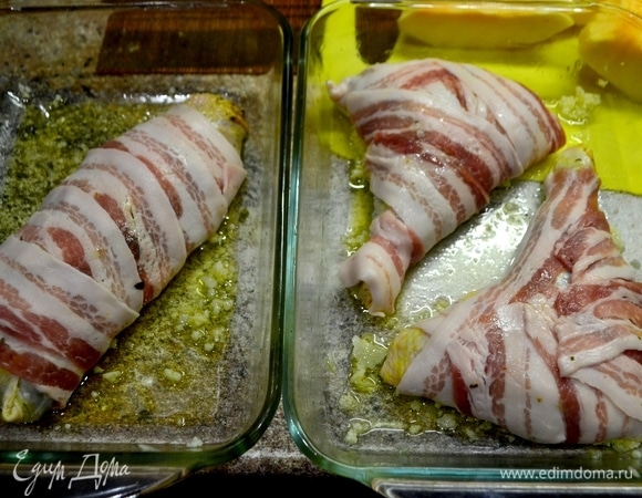 Подготовленные нафаршированные рулеты оборачиваем в куски бекона. Отправляем в духовку на 30 минут при 180°C, накрываем фольгой.