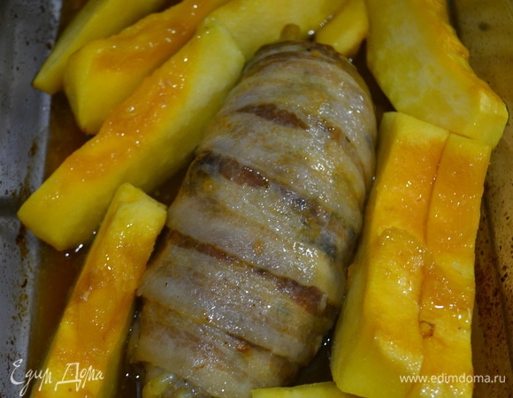 Через 30 минут фольгу снять, добавить в форму нарезанную кусками тыкву.