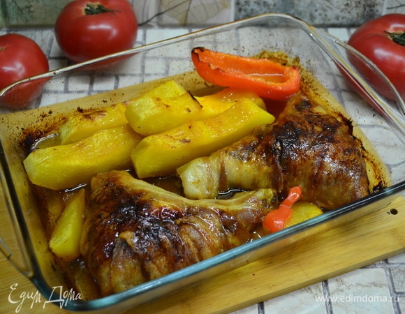 Отправляем в духовку на 15 минут подрумяниться рулеты и овощи.