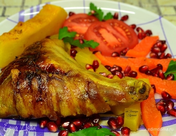 Окорочка подать порционно с овощами, зернами граната и зеленью.