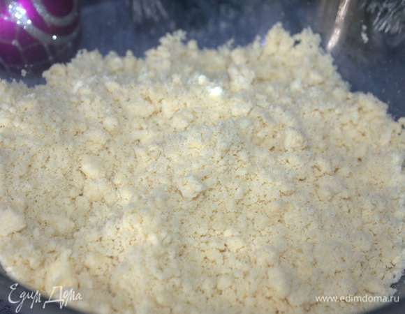 Муку и сливочное масло нужно перетереть, постараться сделать крошку.