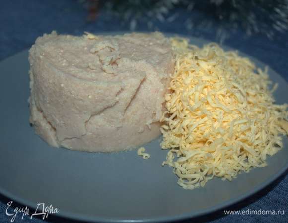 Теперь подготовим начинку. Открываем консервную баночку с печенью минтая (в данном случае использовала «Деликатесное ассорти»: печень и икра минтая измельченные). Сыр натираем на мелкой терке.