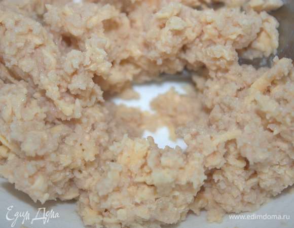 Печень и сыр нужно тщательно перемешать.