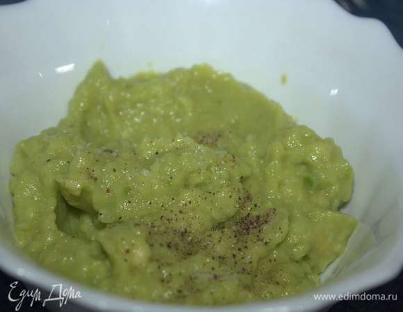 Лук очистить и мелко нарубить. Затем измельчить авокадо с луком при помощи блендера. Немного посолить и поперчить.