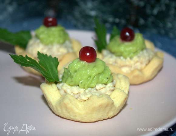 Готовые тарталетки с начинкой украсить веточками петрушки и клюквой.