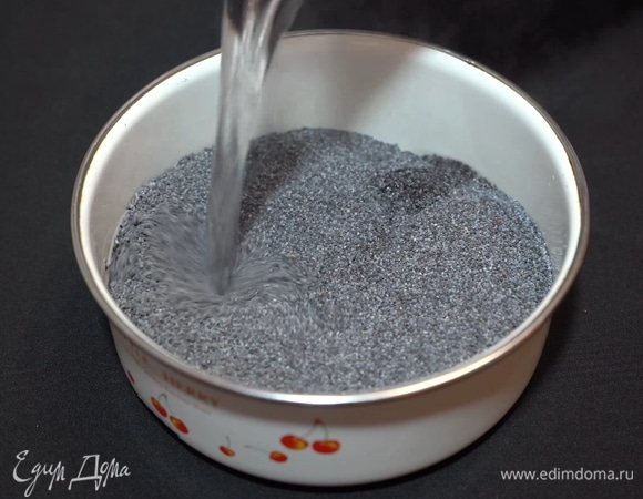 Мак заливаем кипятком на сантиметр выше самого мака. Накрываем сверху крышкой, чтоб он хорошенько пропарился. Оставляем на 15 минут.