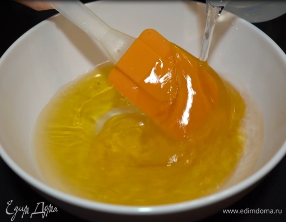 К меду добавляем полтора стакана теплой воды и перемешиваем. Получается медовый сироп.