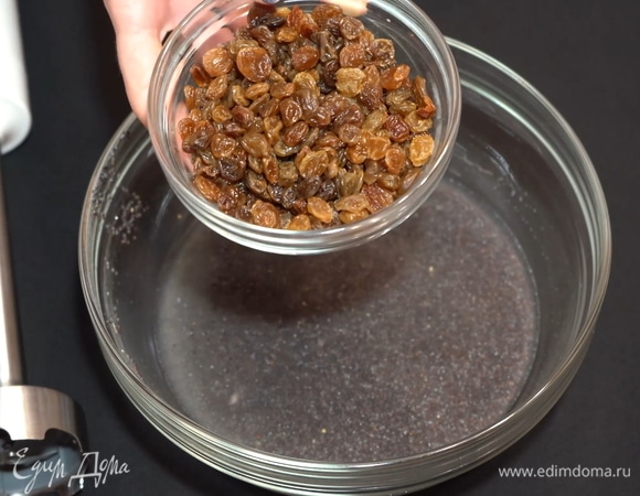 Сливаем воду с мака и изюма. Изюм отложим в сторону.