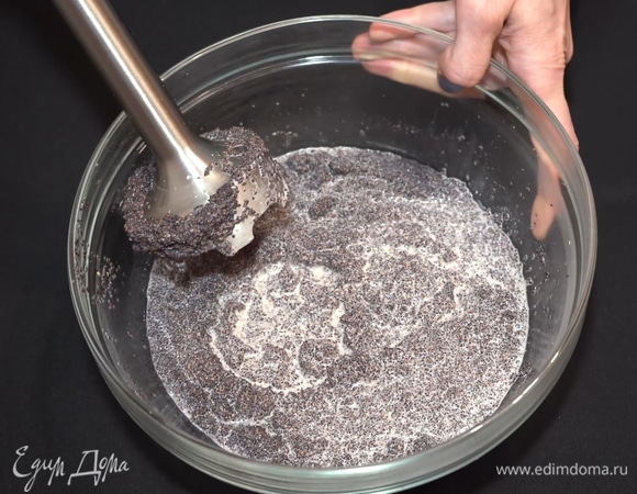 А мак нужно измельчить погружным блендером. Также можно измельчить мак при помощи кухонного комбайна, кофемолки, ступки или мясорубки.