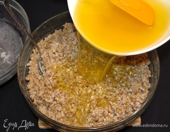 Добавляем медовый сироп к пшенице.