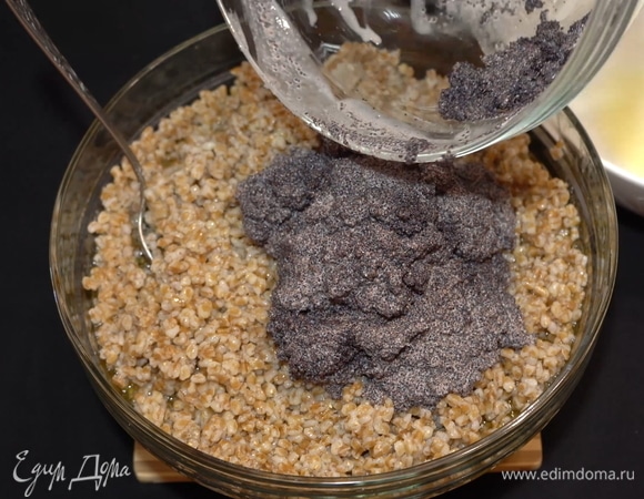 Также добавим сюда перетертый мак.