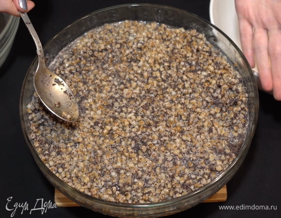 Тщательно все перемешиваем и делим пшеницу на три равных части, поскольку мы готовим 3 варианта вкуснейшей кутьи.