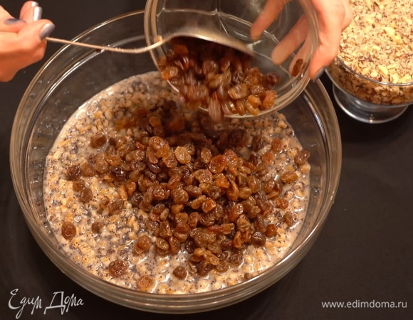 Первый вариант: каша, молотый фундук, изюм. В первую емкость отправляем изюм и молотый фундук.