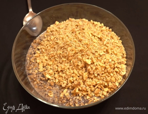 Второй вариант: каша, молотые грецкие орехи. Отправляем во вторую емкость грецкие орехи, перемешиваем.