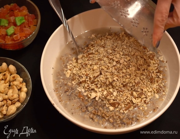 Третий вариант: каша, цукаты, молотый миндаль, обжаренный кешью. Отправляем в третью емкость молотый миндаль.