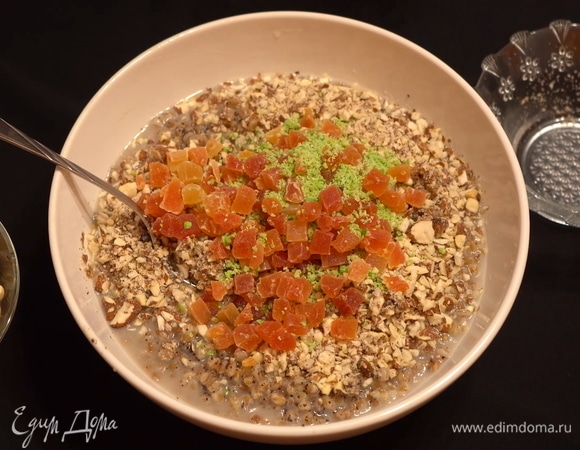 Затем добавляем цукаты.