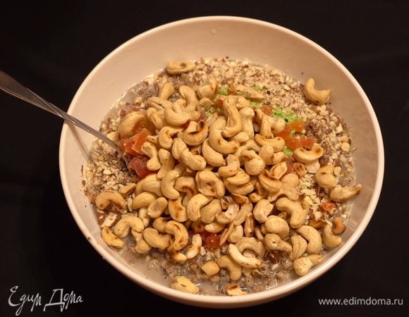 И целые орехи кешью.