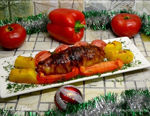 Подаем рулет на отдельном блюде с овощами.