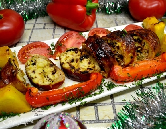 Разрезаем рулет на порционные кусочки.