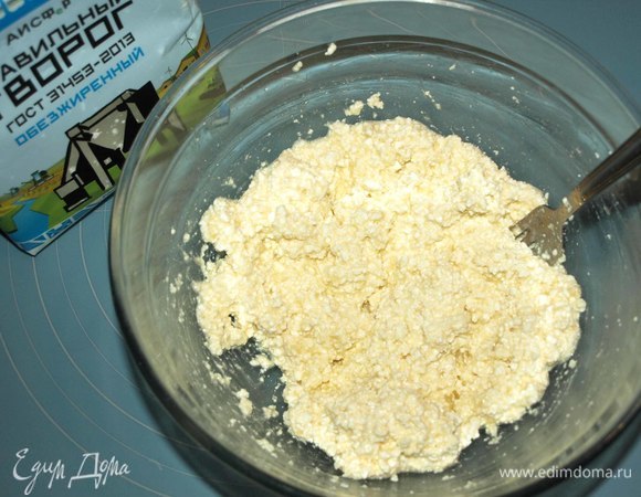 Соединяем творожную массу с бананом и хорошо перемешиваем.