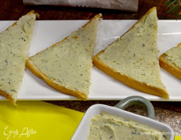 Берем любой любимый хлеб, можно подрумянить в тостере или на сковородке при желании. Намазываем нашим ароматным маслом.